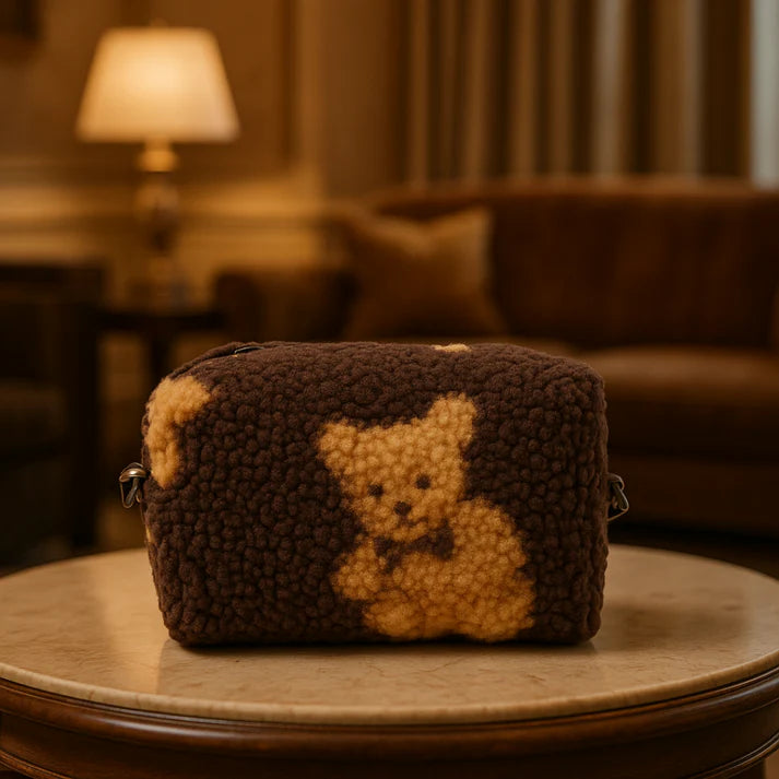 حقيبة أدوات تجميل أنيقة | حقيبة زينة للجنسين بتصميم دمية تيدي | منظم سفر فاخر من صوف الشيربا