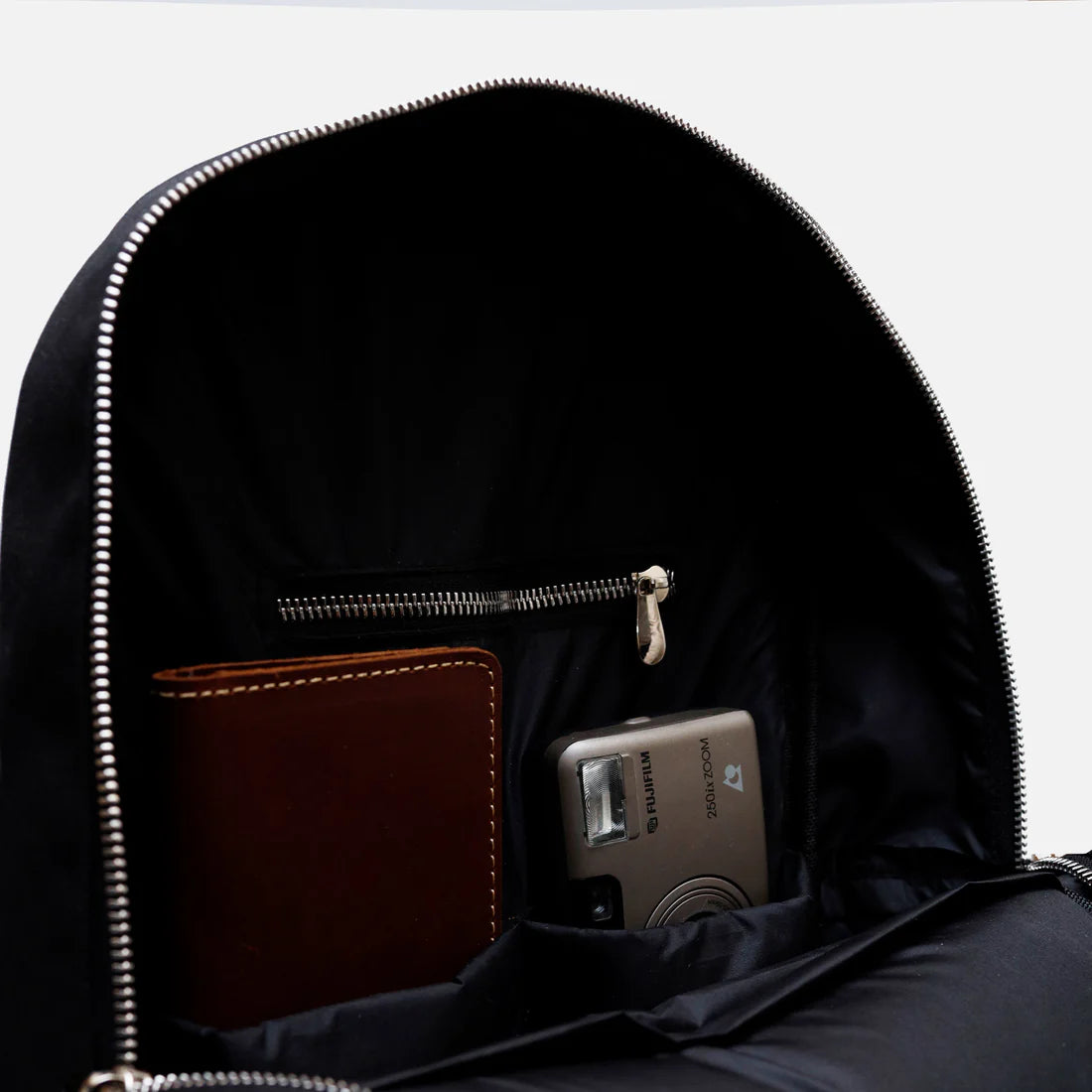 حقيبة ظهر عصرية | حقيبة ظهر سوداء متوسطة اللون - حقيبة أنيقة للاستخدام اليومي 