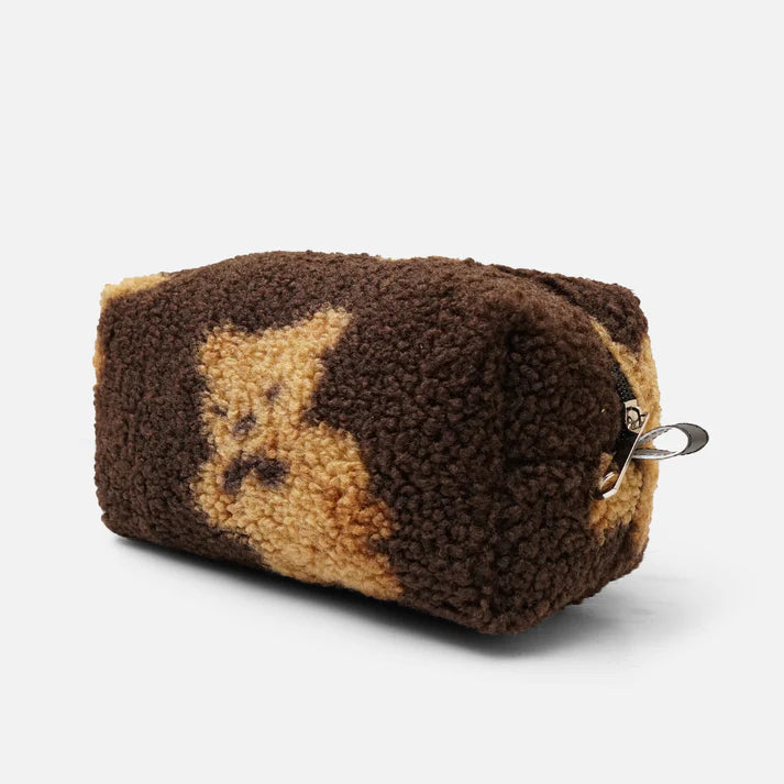 حقيبة أدوات تجميل أنيقة | حقيبة زينة للجنسين بتصميم دمية تيدي | منظم سفر فاخر من صوف الشيربا