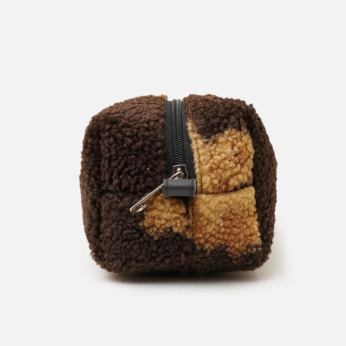 حقيبة أدوات تجميل أنيقة | حقيبة زينة للجنسين بتصميم دمية تيدي | منظم سفر فاخر من صوف الشيربا